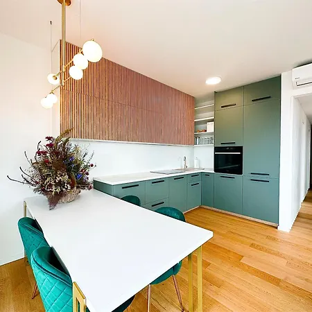 Luxurious Brand New Free Parking *